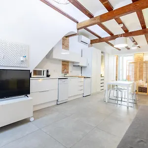 Apartup Arenas Apartment