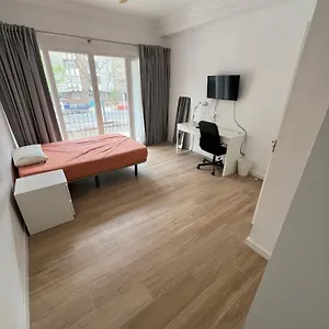 Homestay Habitacion Muy Grande Con Balcon Privado En Apartamento En Buena Zona Valencia