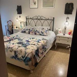 Chica En Vivienda Compartida Con Anfitrion Hombre