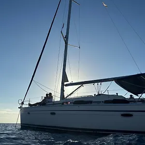 Velero En Puerto De Botel *