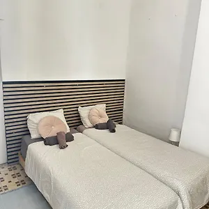 1- Interior Con Aire Acondicionado Y Con Bano Independiente *