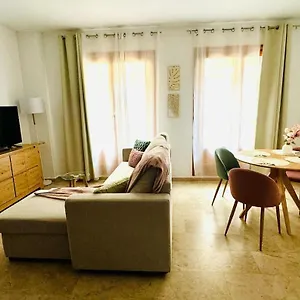Abat 1 Cool & Wide Flat Next To The Cathedral *