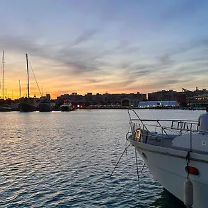 Hotel en barco Noche Insolita En Yate De 16m A 2 Minutos De La Playa